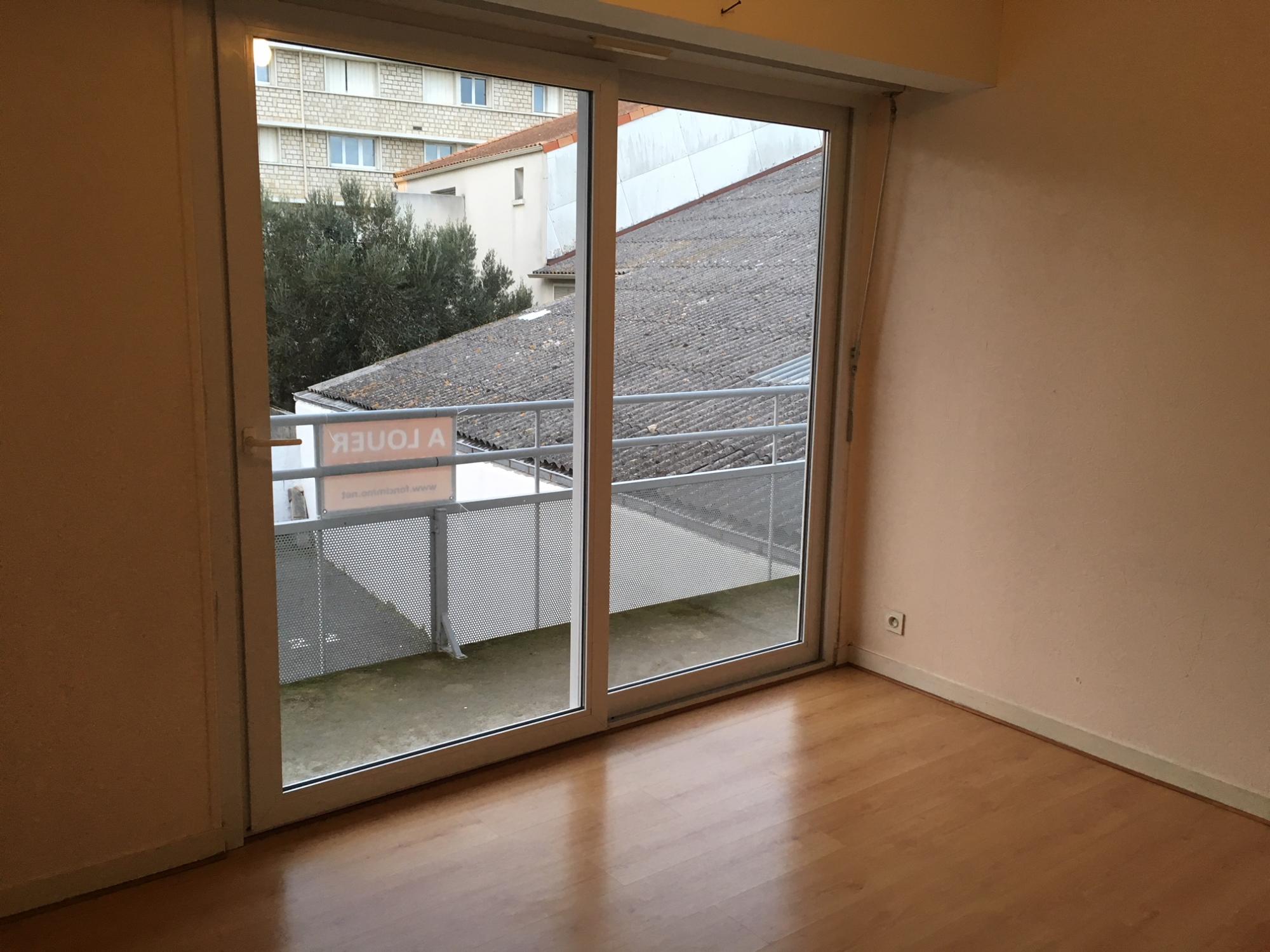 La Rochelle/Tasdon – T2 d’env. 32m² avec terrasse et parking priv.