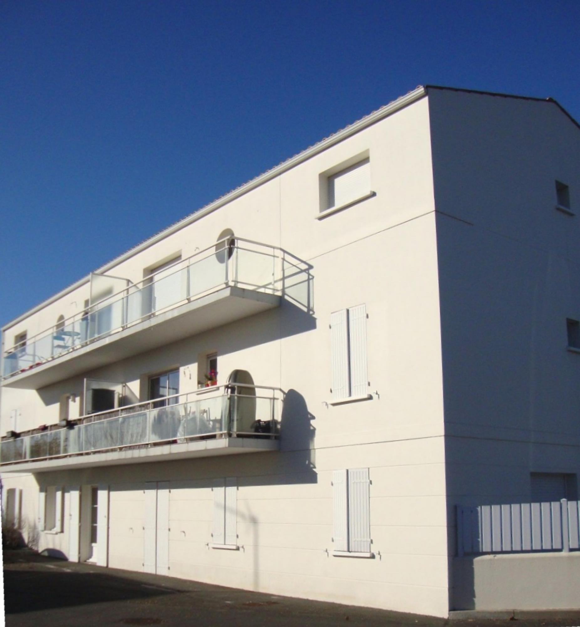 Appartement T3 de 66m² avec terrasse et place de parking priv. – Rompsay 